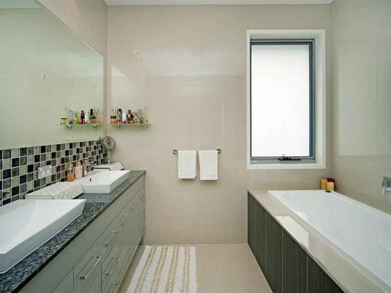 99 McAuley Parade, Pacific Pines QLD 4211