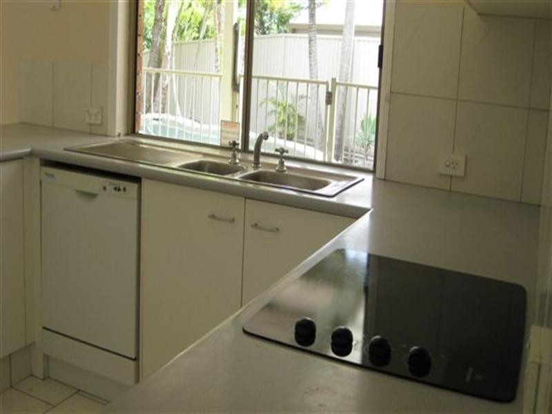 8 Pambula Court, Helensvale QLD 4212