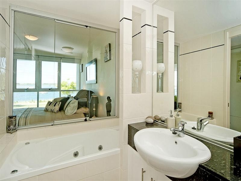 5/242 Marine Parade, Labrador QLD 4215