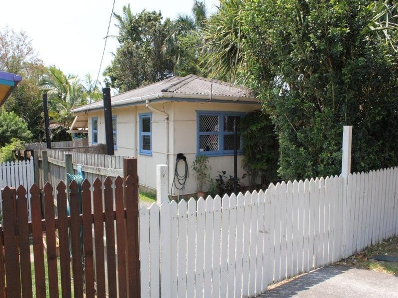 3 First Avenue, Labrador QLD 4215