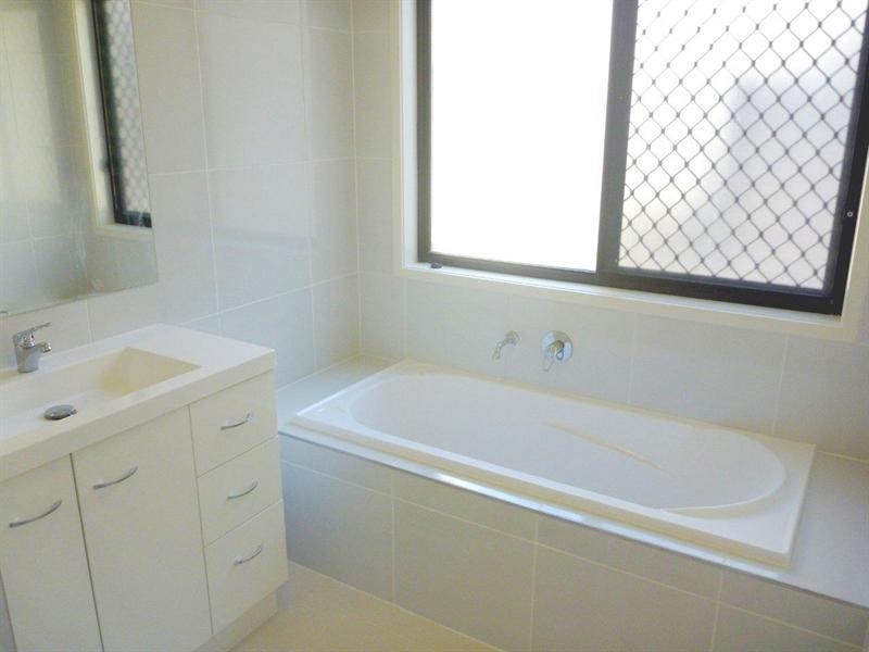24 Rise Circuit, Pacific Pines QLD 4211