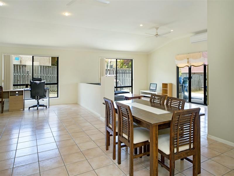 11 Rarotonga Rise, Pacific Pines QLD 4211