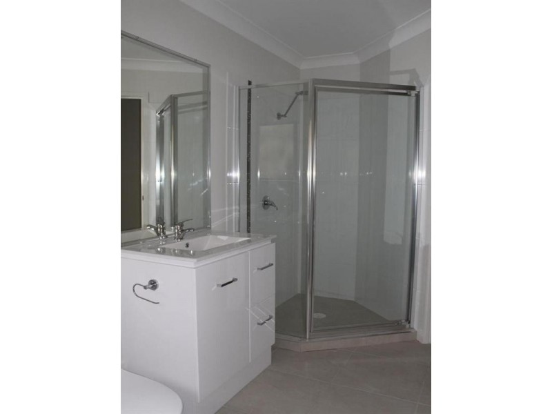 2/1 Jardine Street, Pacific Pines QLD 4211