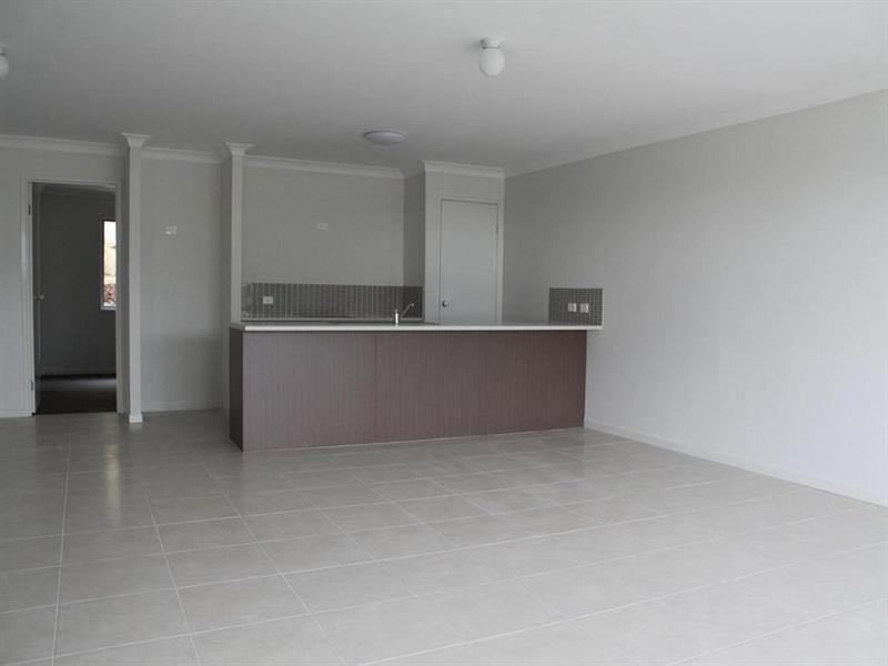 2/1 Jardine Street, Pacific Pines QLD 4211