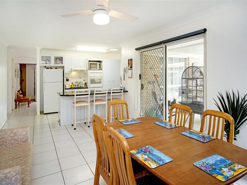 8 Edgeworth Place, Helensvale QLD 4212
