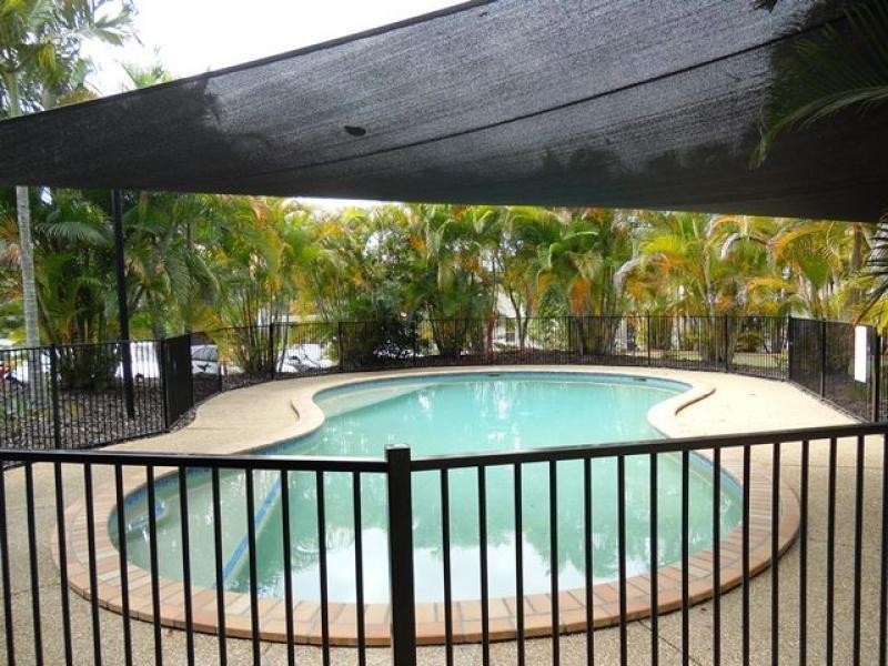 2/3 Arundel Drive, Arundel QLD 4214