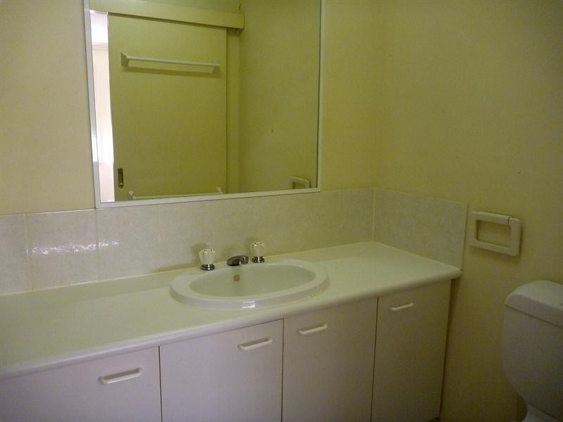 2/3 Arundel Drive, Arundel QLD 4214