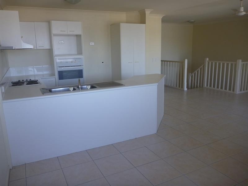 2/3 Arundel Drive, Arundel QLD 4214