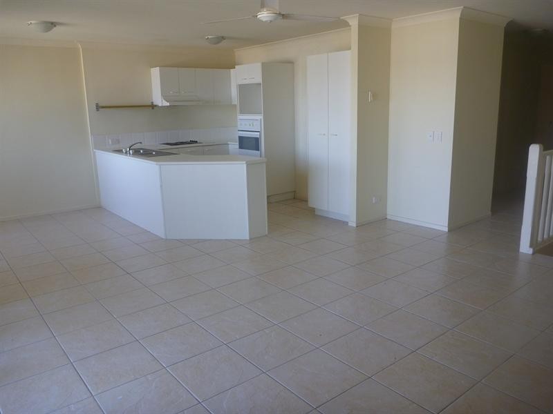 2/3 Arundel Drive, Arundel QLD 4214