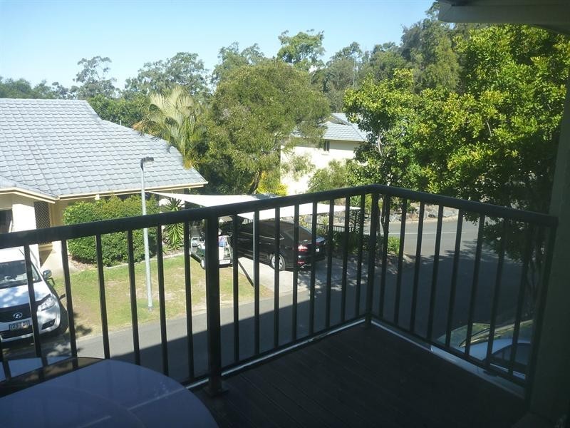 2/3 Arundel Drive, Arundel QLD 4214