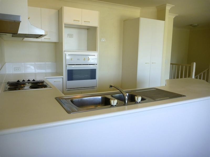 2/3 Arundel Drive, Arundel QLD 4214