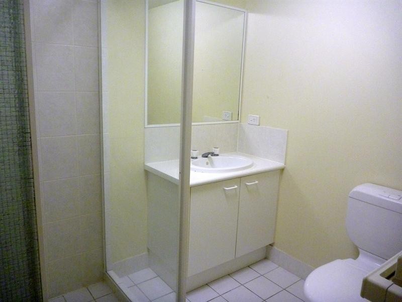 2/3 Arundel Drive, Arundel QLD 4214