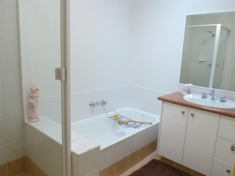 2/96 Cootharaba Drive, Helensvale QLD 4212