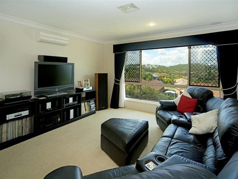 8 Woodward Lane, Pacific Pines QLD 4211