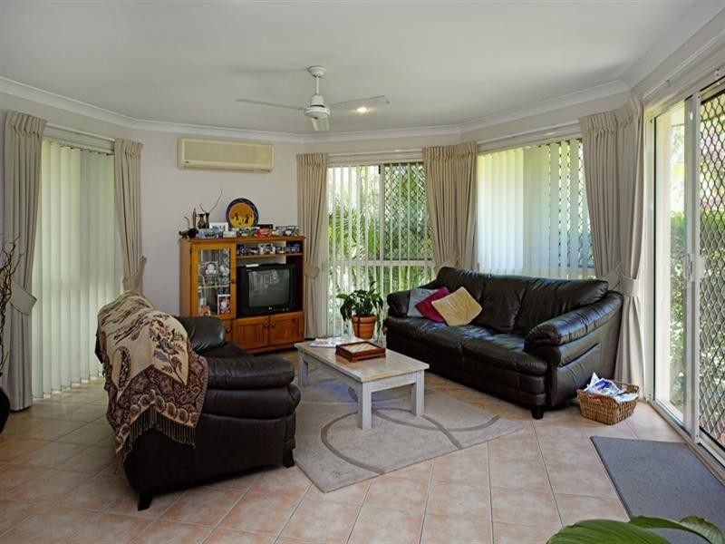 8 Woodward Lane, Pacific Pines QLD 4211