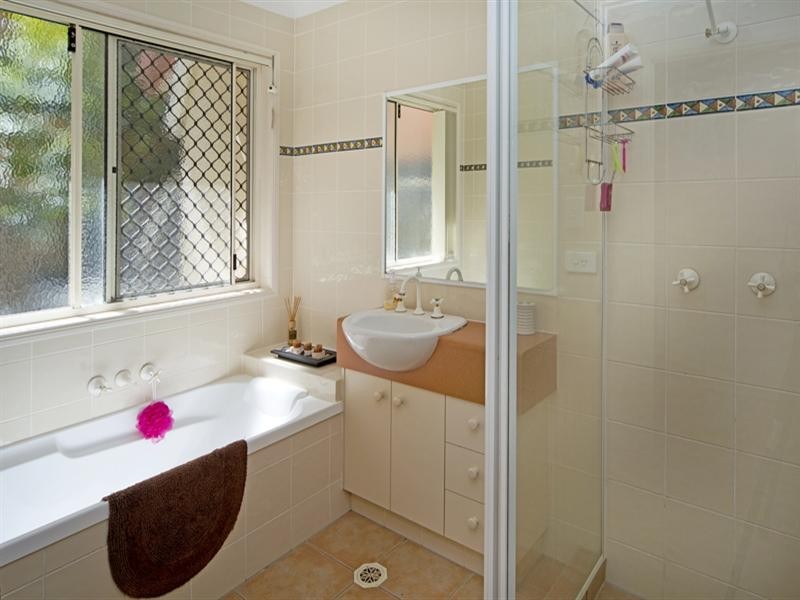 8 Woodward Lane, Pacific Pines QLD 4211