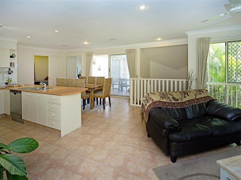 8 Woodward Lane, Pacific Pines QLD 4211