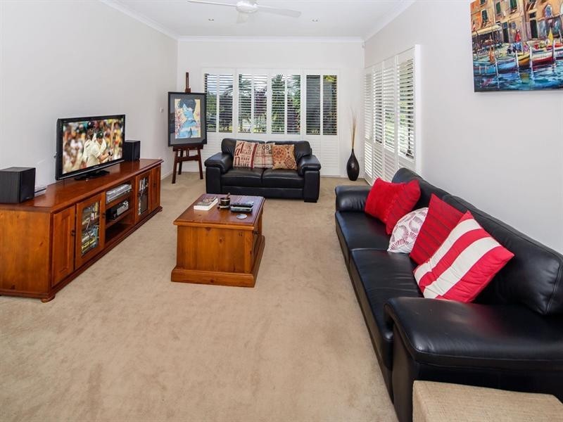 18 Wilmot Place, Helensvale QLD 4212