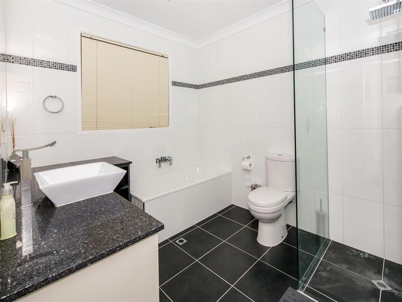 18 Wilmot Place, Helensvale QLD 4212