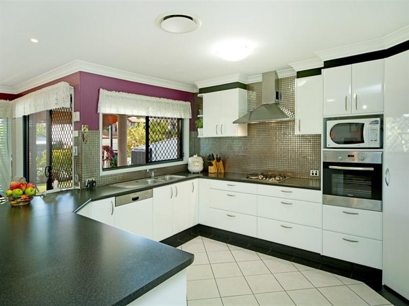 2 REDWOOD Place, Molendinar QLD 4214