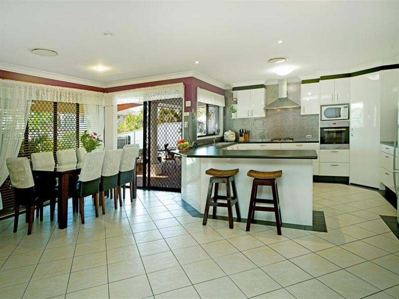 2 REDWOOD Place, Molendinar QLD 4214