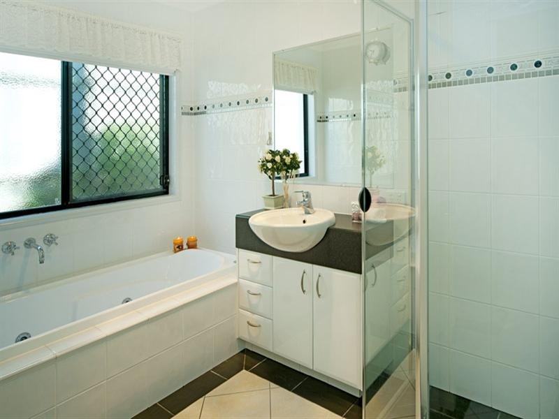 2 REDWOOD Place, Molendinar QLD 4214