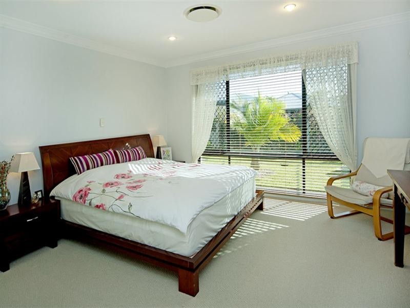 2 REDWOOD Place, Molendinar QLD 4214