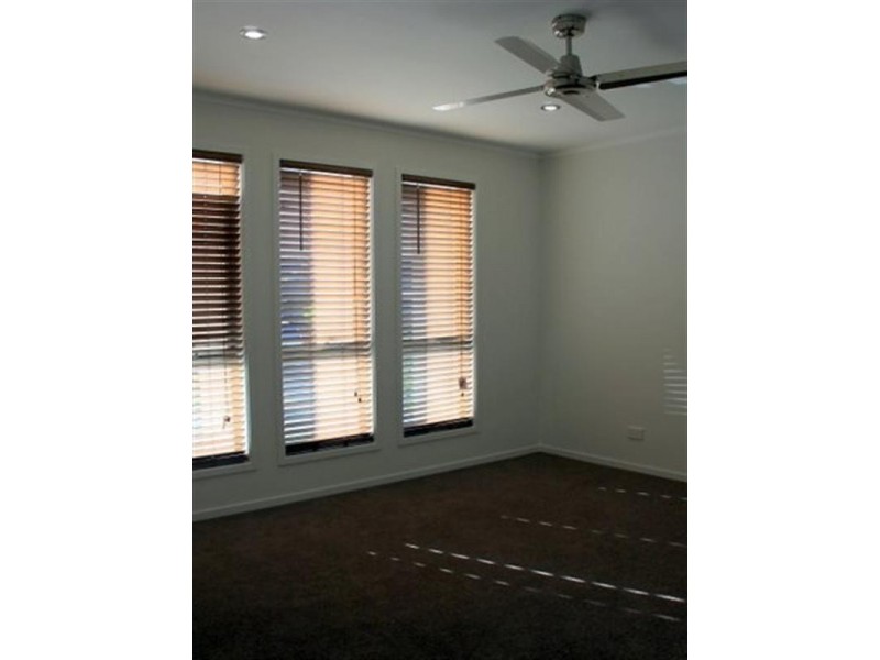 1/1 Eurella Street, Pacific Pines QLD 4211