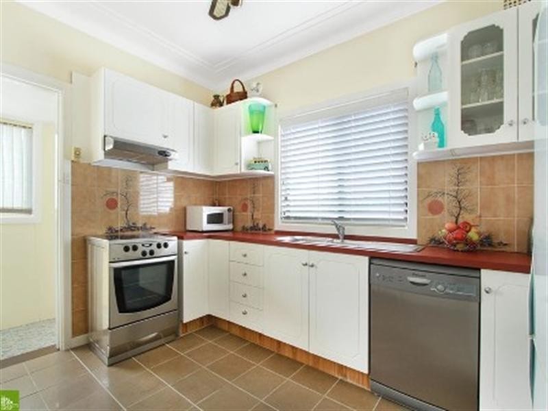 21 Bimbadeen Avenue, West Wollongong NSW 2500