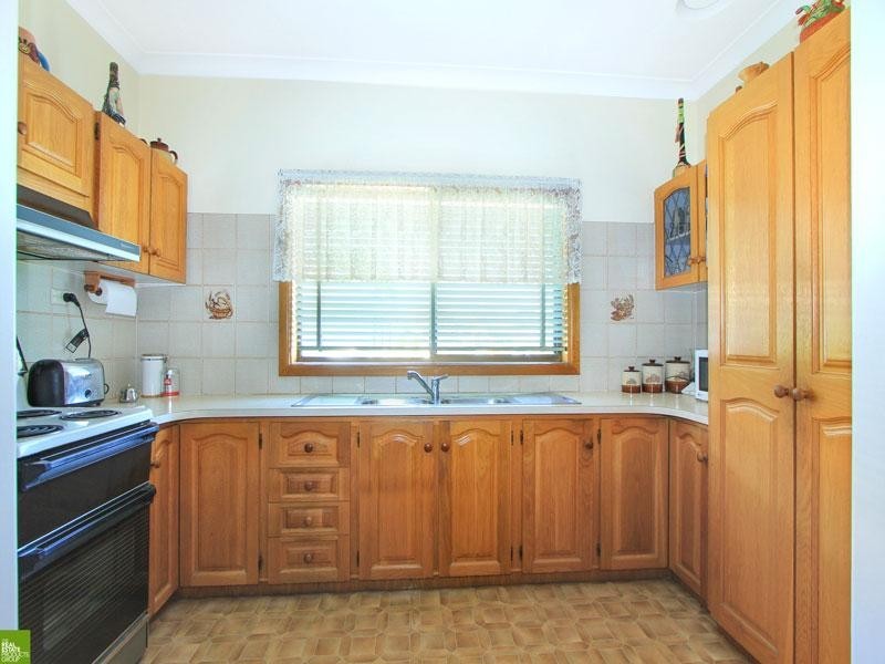 94 Barina Avenue, Lake Heights NSW 2502