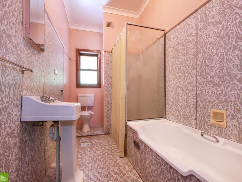 2 Tobruk Avenue, Port Kembla NSW 2505