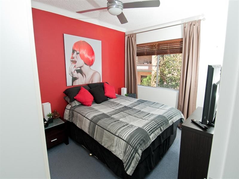 1/8 Myrtle Street, Coniston NSW 2500