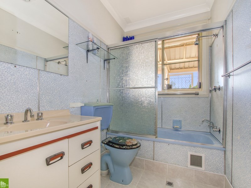 61 Ranchby Avenue, Lake Heights NSW 2502