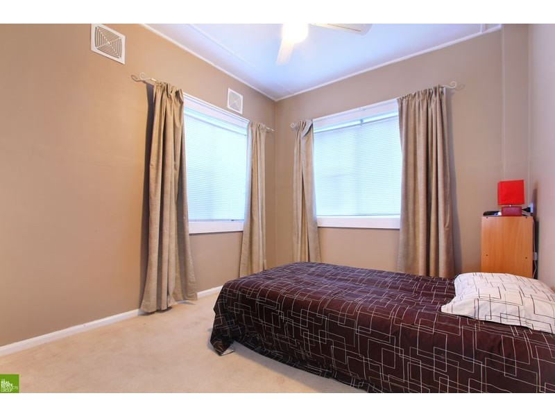 42 Grand View Parade, Lake Heights NSW 2502