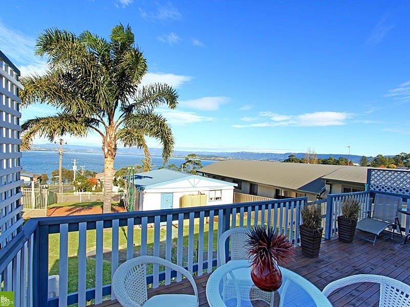 42 Grand View Parade, Lake Heights NSW 2502