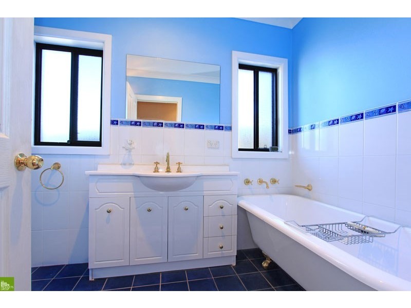 42 Grand View Parade, Lake Heights NSW 2502