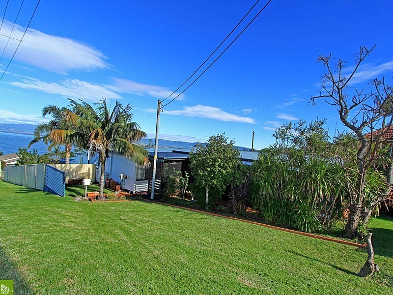 42 Grand View Parade, Lake Heights NSW 2502