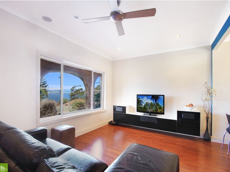 12 Hassan Street, Lake Heights NSW 2502