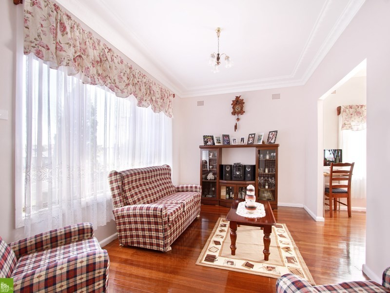 81 Weringa Avenue, Lake Heights NSW 2502