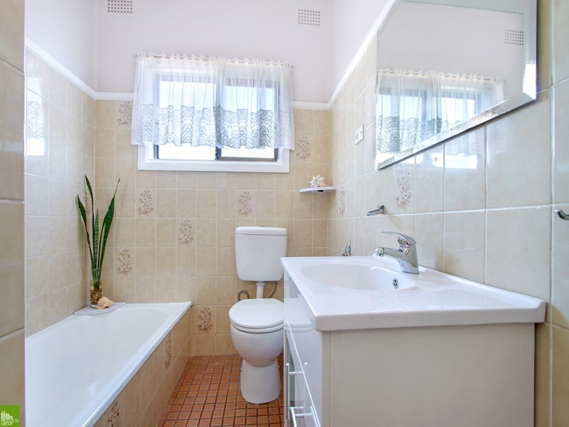 81 Weringa Avenue, Lake Heights NSW 2502