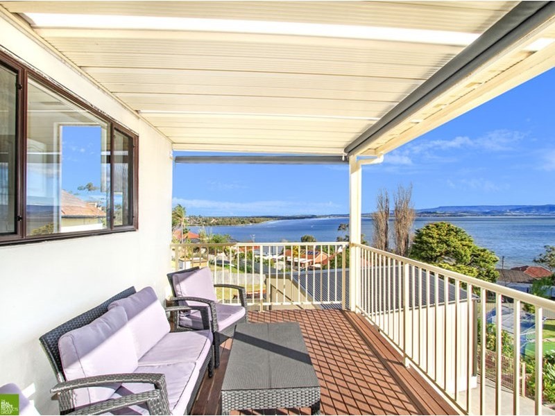 22 St Cloud Crescent, Lake Heights NSW 2502