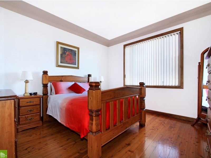 22 St Cloud Crescent, Lake Heights NSW 2502