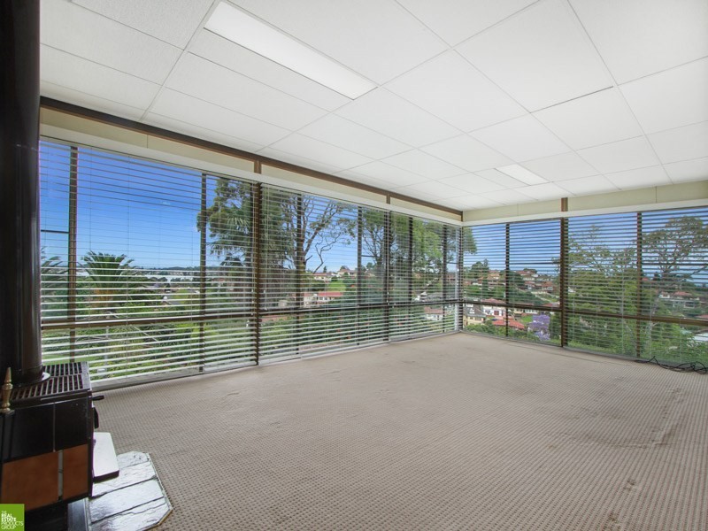 81 Weringa Avenue, Lake Heights NSW 2502