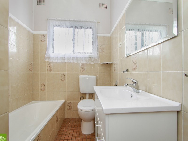 81 Weringa Avenue, Lake Heights NSW 2502