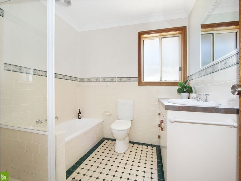 2/11 Dempster Street, West Wollongong NSW 2500