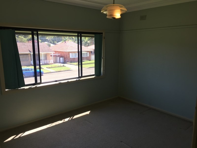 27 London Drive, West Wollongong NSW 2500