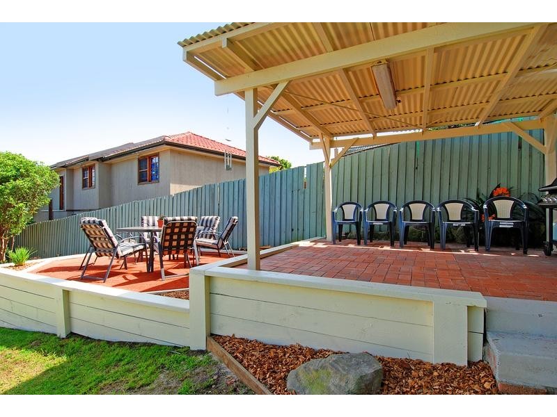 386 Northcliffe Drive, Lake Heights NSW 2502