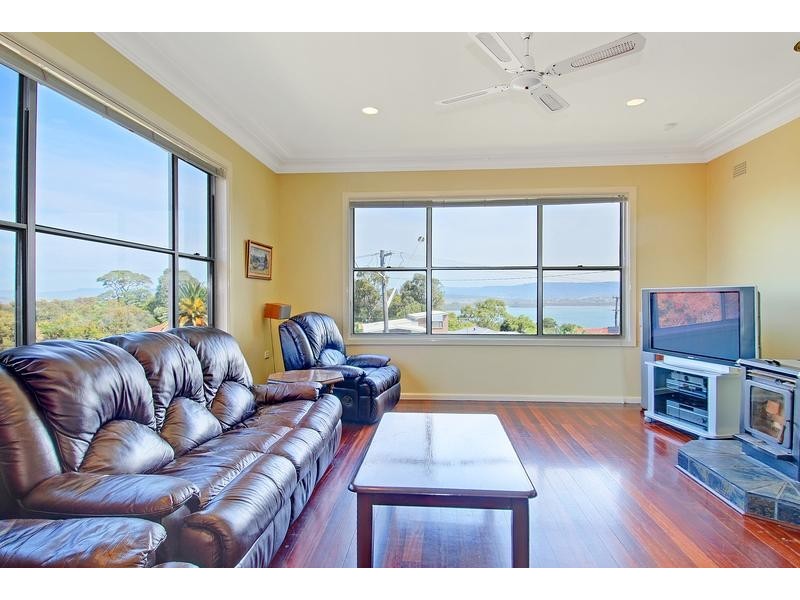 386 Northcliffe Drive, Lake Heights NSW 2502