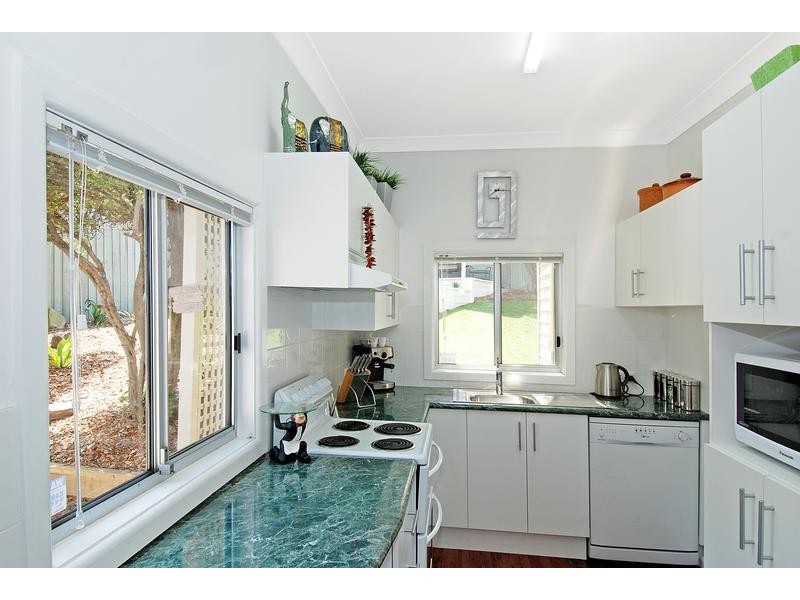 386 Northcliffe Drive, Lake Heights NSW 2502