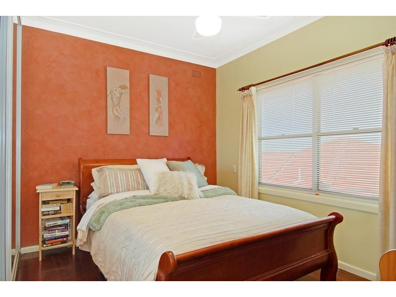 386 Northcliffe Drive, Lake Heights NSW 2502